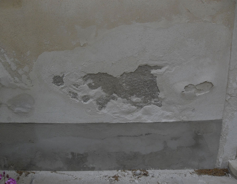 Les revêtements imperméables appliqués à la base du mur pour cacher les dommages causés par le salpêtre ne font que déplacer le problème vers le haut